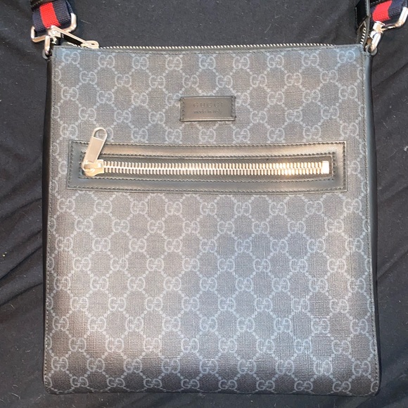 Gucci shoulder Bag unisex worn a couple times no flaws good as new w receipt :) - Picture 3 of 6